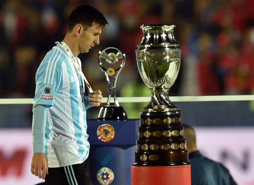 Il momento pi triste: Messi  a pochi passi dal trofeo, ma non pu alzarlo: spetta al capitano del Cile. Afp